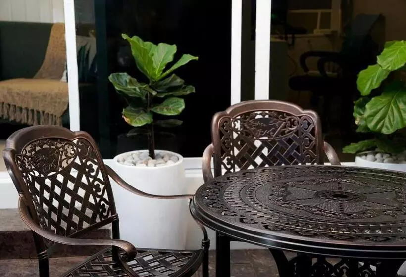 هتل Red Knight Gardens