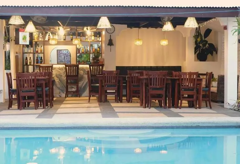 هتل Red Knight Gardens