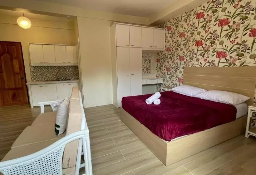 هتل Red Knight Gardens