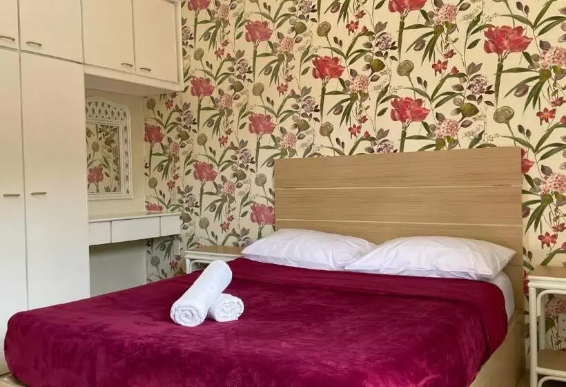 هتل Red Knight Gardens