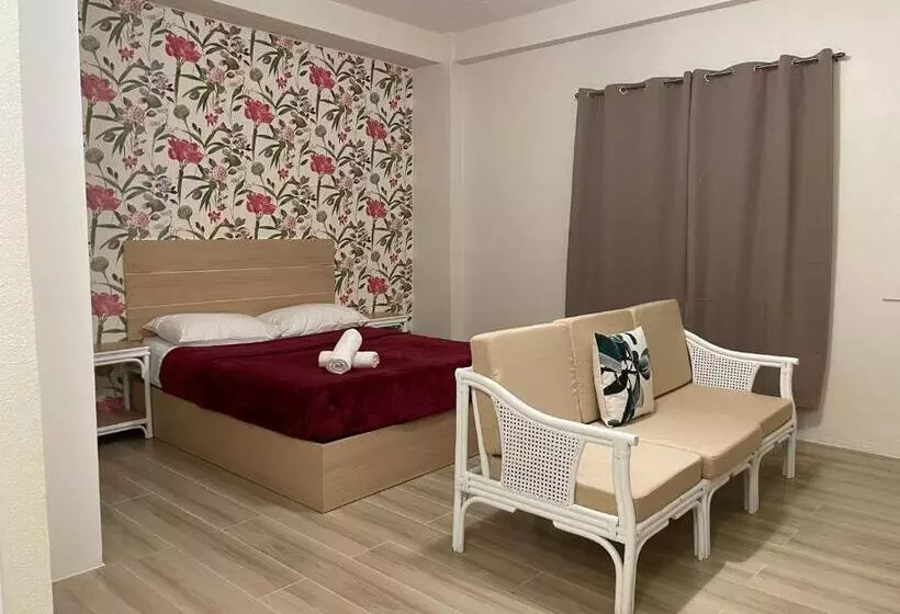 هتل Red Knight Gardens