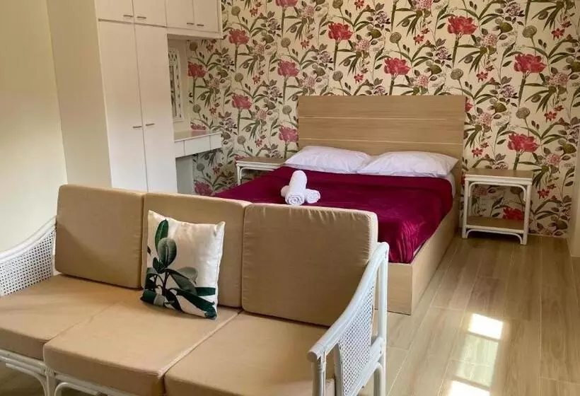 هتل Red Knight Gardens