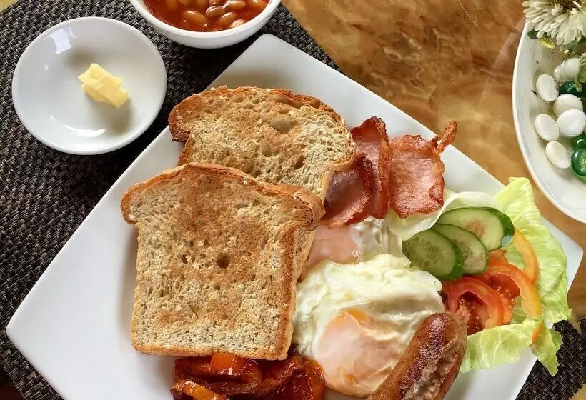 هتل Red Knight Gardens