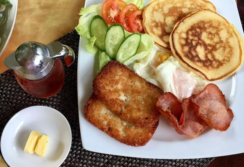 هتل Red Knight Gardens