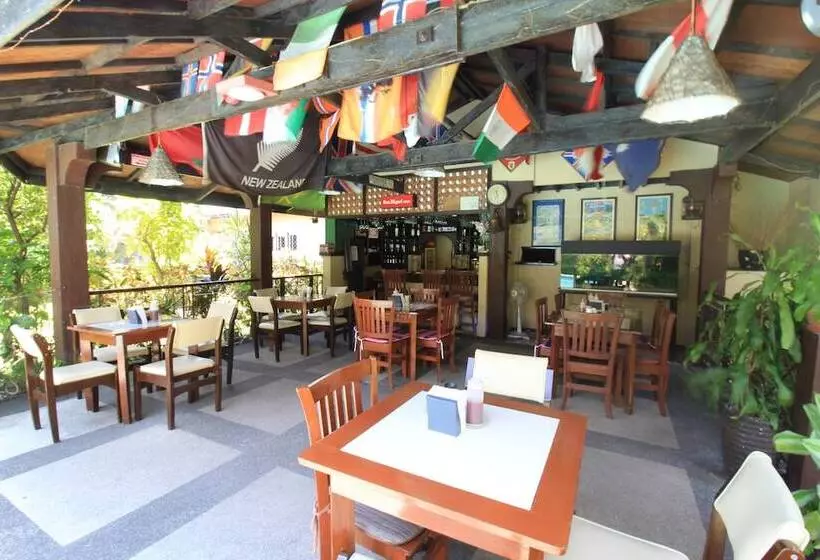 هتل Red Knight Gardens