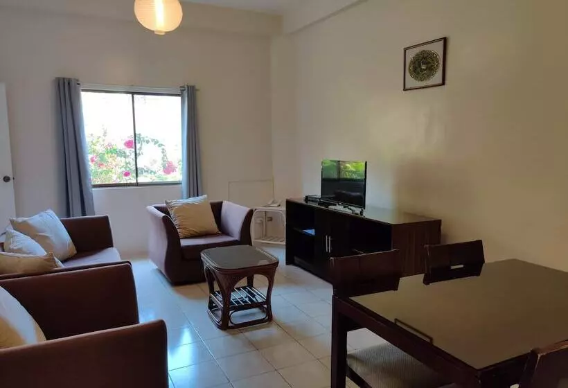 هتل Red Knight Gardens