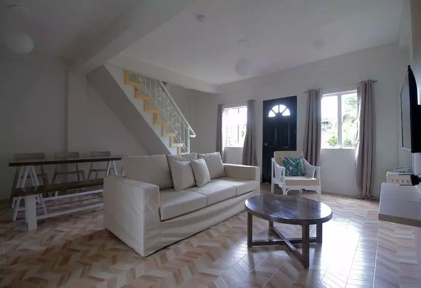 هتل Red Knight Gardens