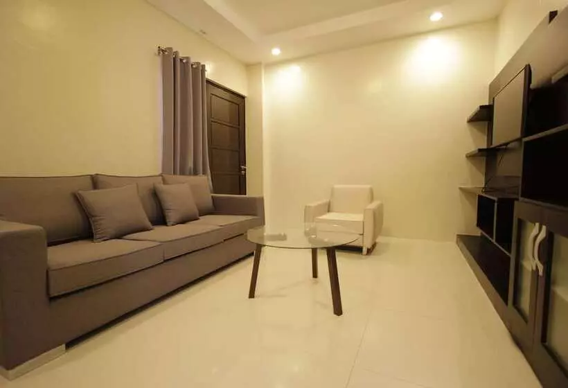 هتل Red Knight Gardens