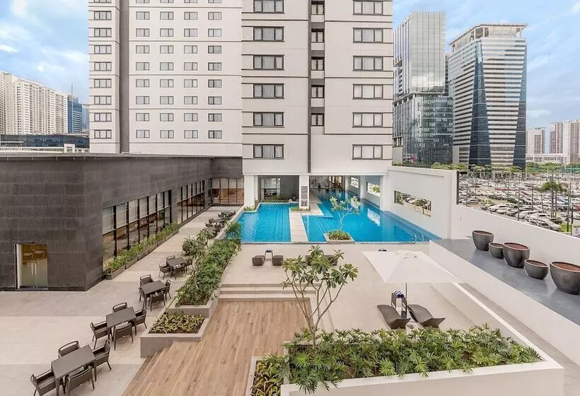 Отель Seda Bonifacio Global City