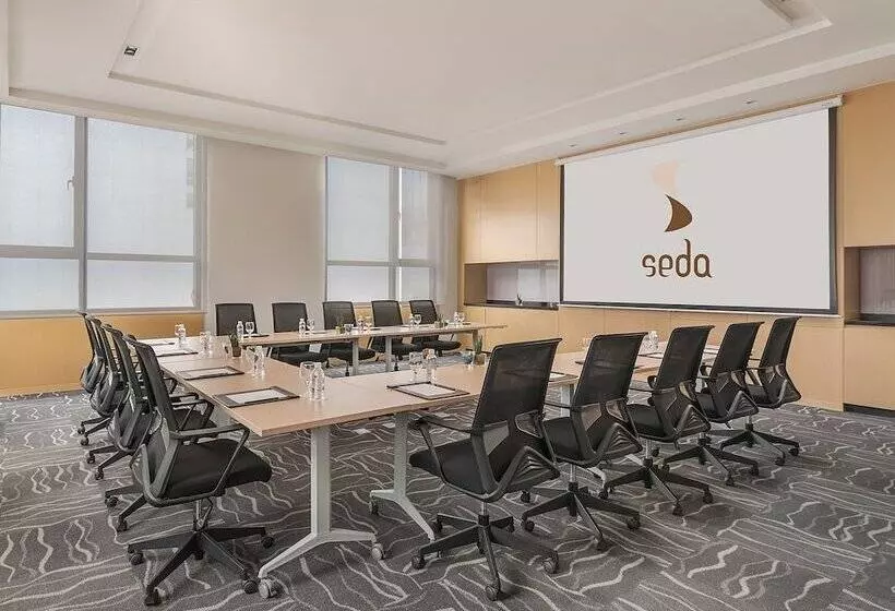 Отель Seda Bonifacio Global City