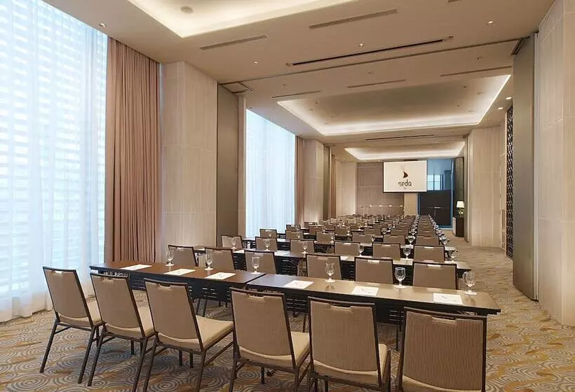 Отель Seda Bonifacio Global City