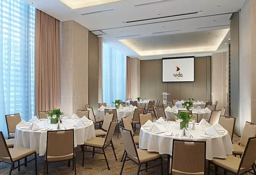 Отель Seda Bonifacio Global City