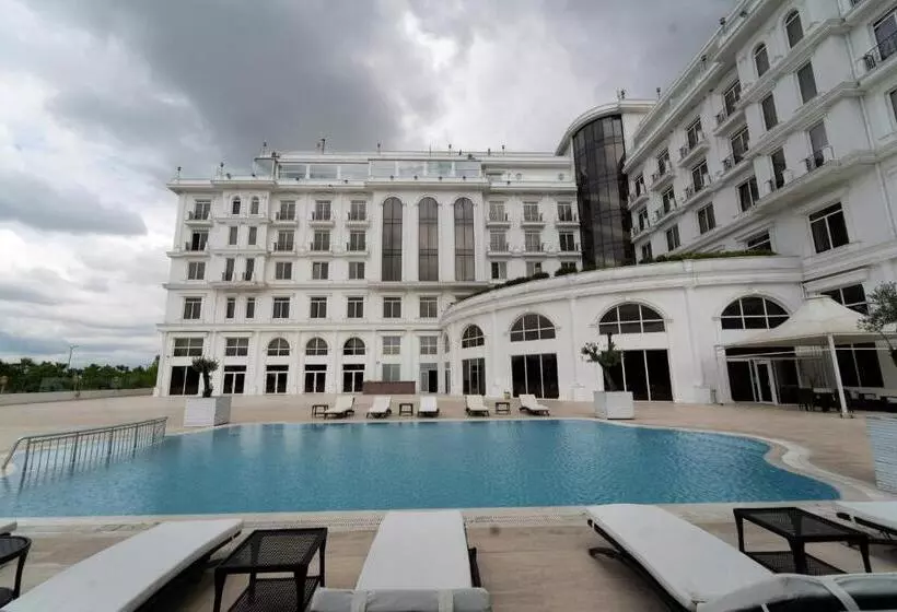 Отель Wellborn Luxury