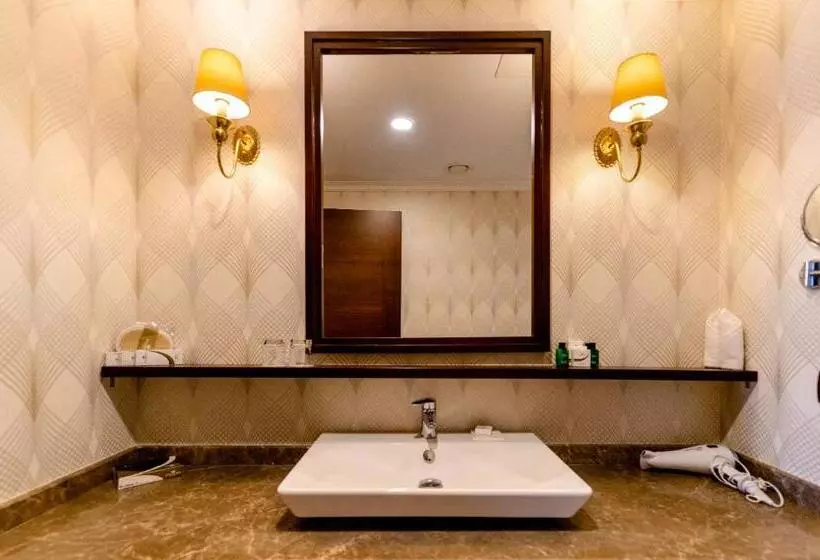 Отель Wellborn Luxury