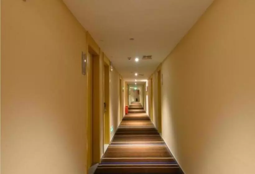 Hotelli City Comfort Inn Huanggang Qichun Exhibition Center