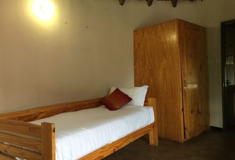 هتل Kgogomodumo Lodge