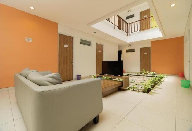 בית מלון כפרי Reddoorz Syariah Near Prasetya Mulya Cilandak Campus