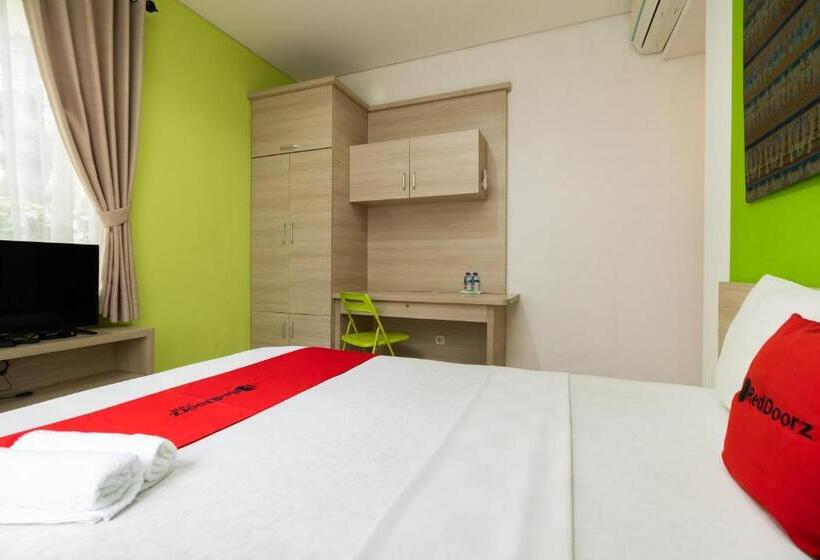 בית מלון כפרי Reddoorz Syariah Near Prasetya Mulya Cilandak Campus