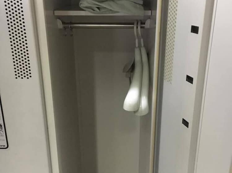 בית מלון כפרי Capsule & Sauna Japan – Caters To Men