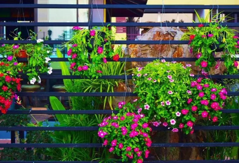 Nantharom Hotel And Restaurant