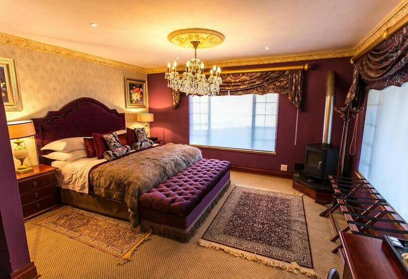 بنسيون Swallow Cliff Hall