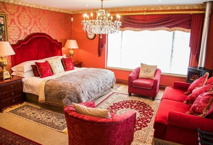 بنسيون Swallow Cliff Hall