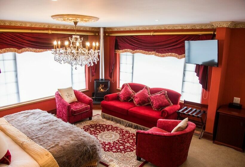 بنسيون Swallow Cliff Hall