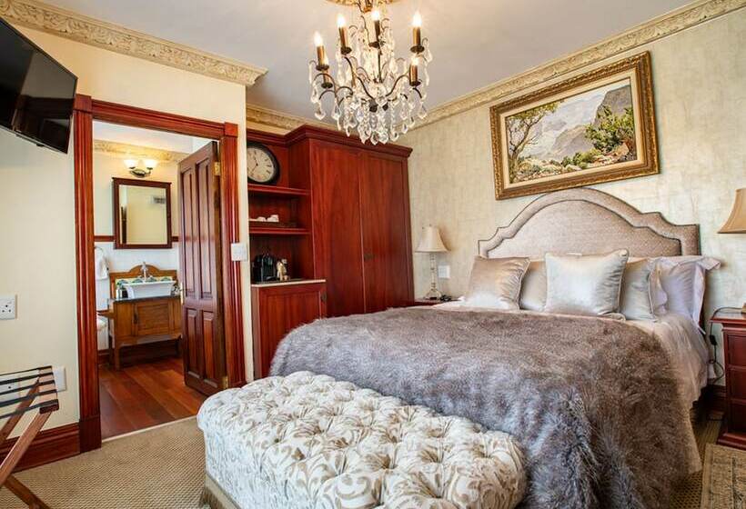 بنسيون Swallow Cliff Hall