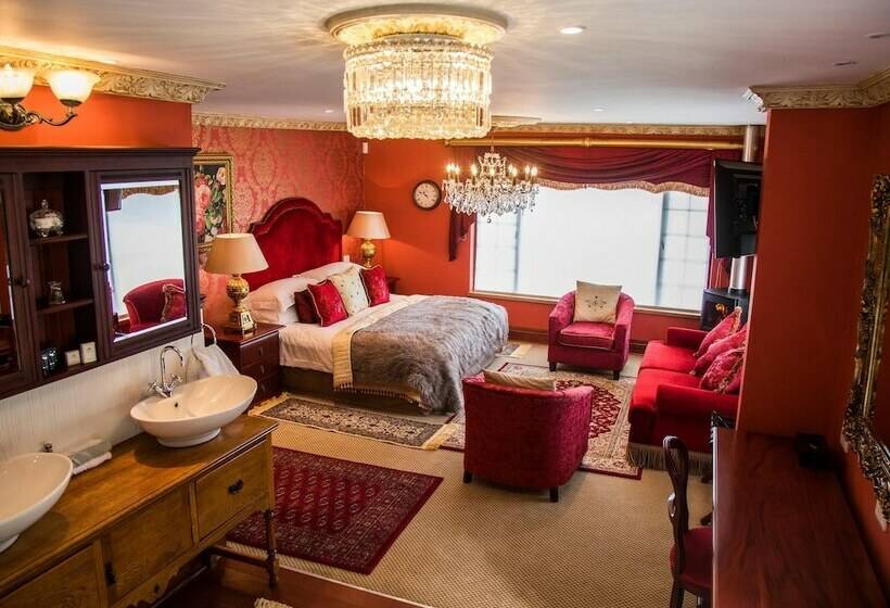 بنسيون Swallow Cliff Hall