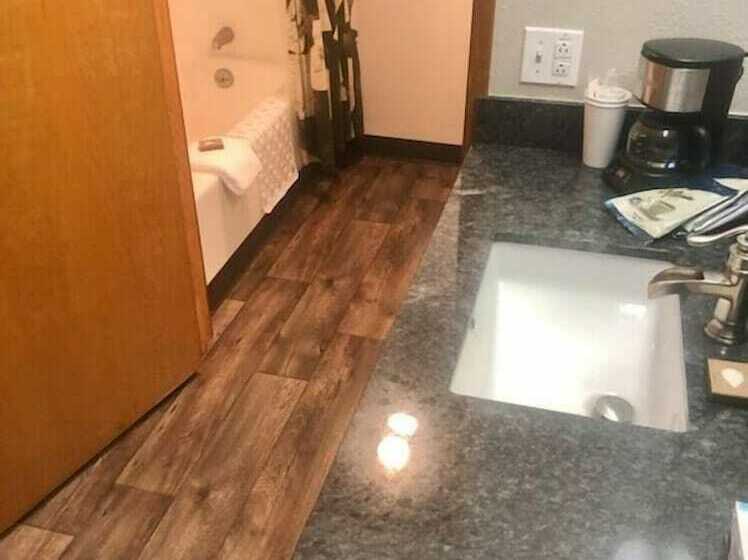 Отель Lakeshore Lodge