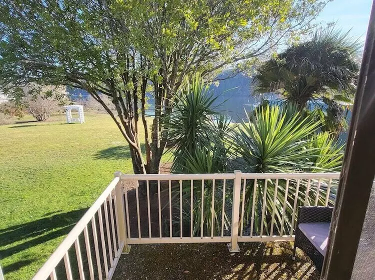 Hotelli Lakeshore Lodge