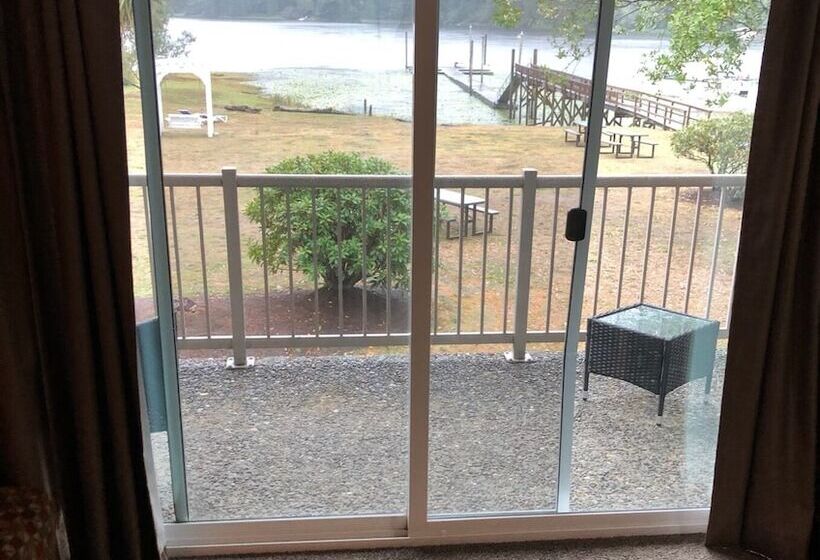 Отель Lakeshore Lodge