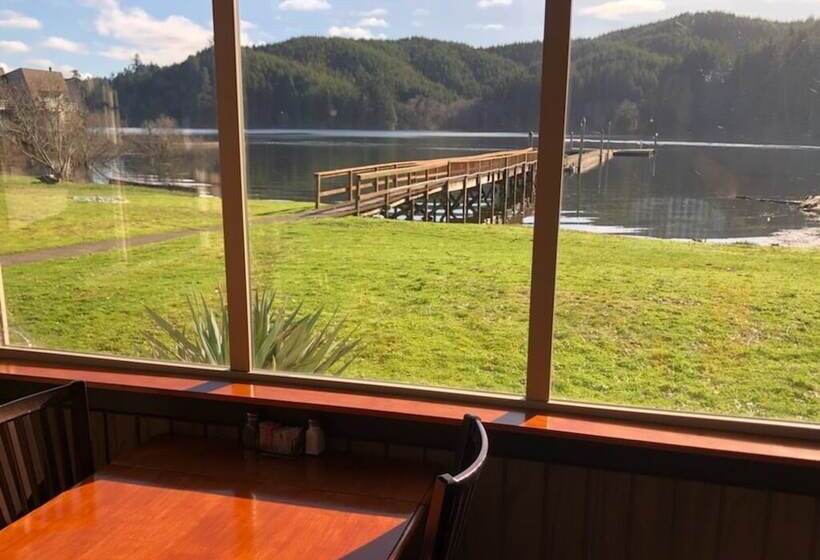 Отель Lakeshore Lodge