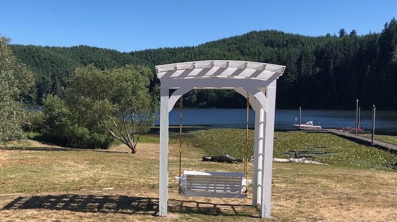 Отель Lakeshore Lodge