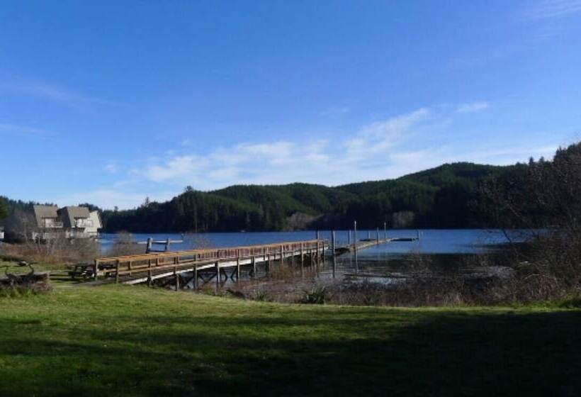 Отель Lakeshore Lodge