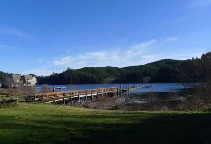 Hotelli Lakeshore Lodge