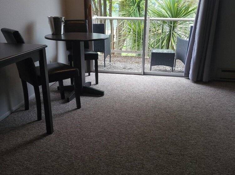 Отель Lakeshore Lodge