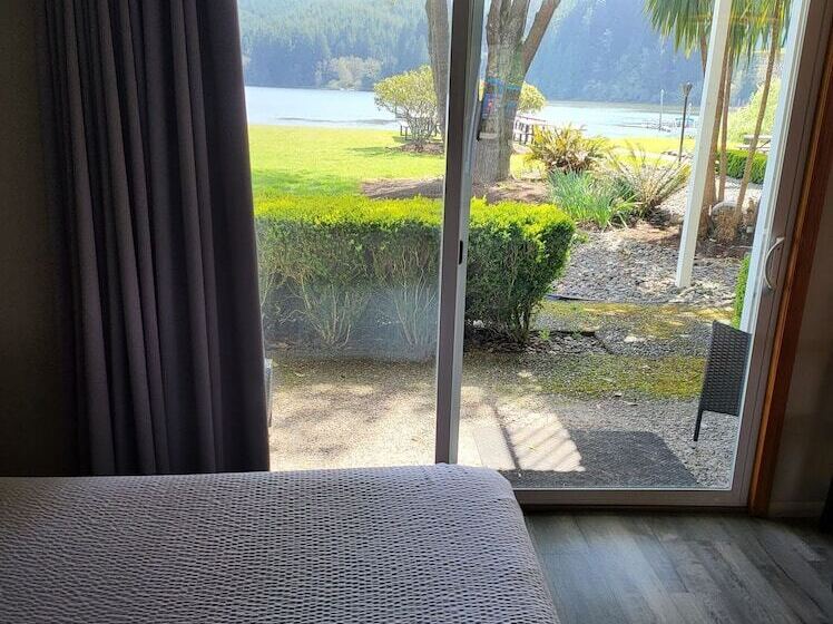 Отель Lakeshore Lodge