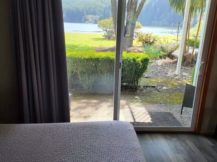 Hotelli Lakeshore Lodge