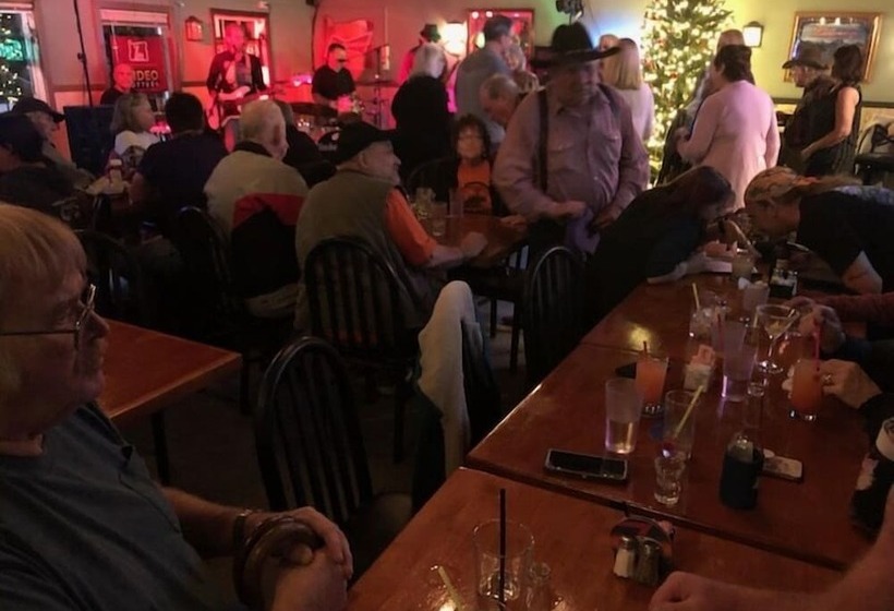 Отель Lakeshore Lodge