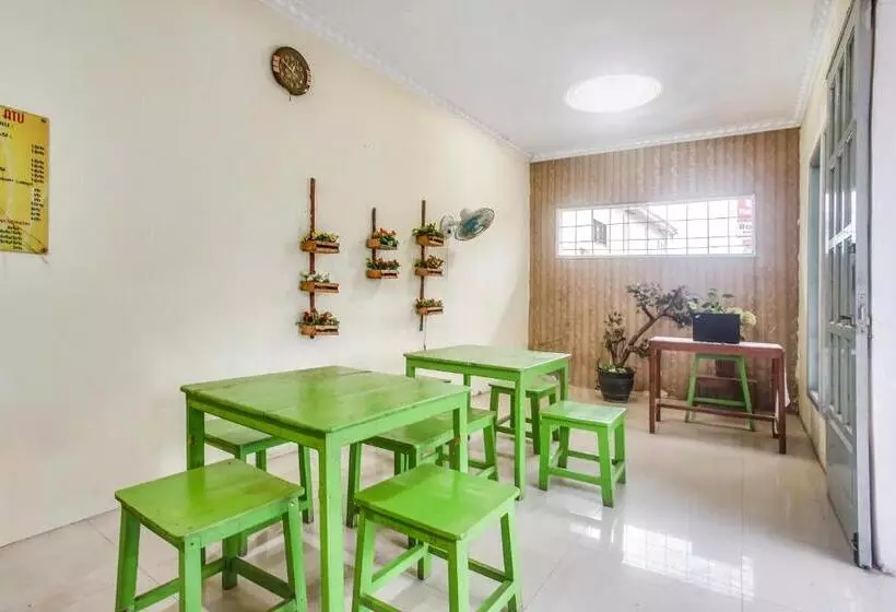 Hotelli Spot On 90896 Griya Atu Syariah