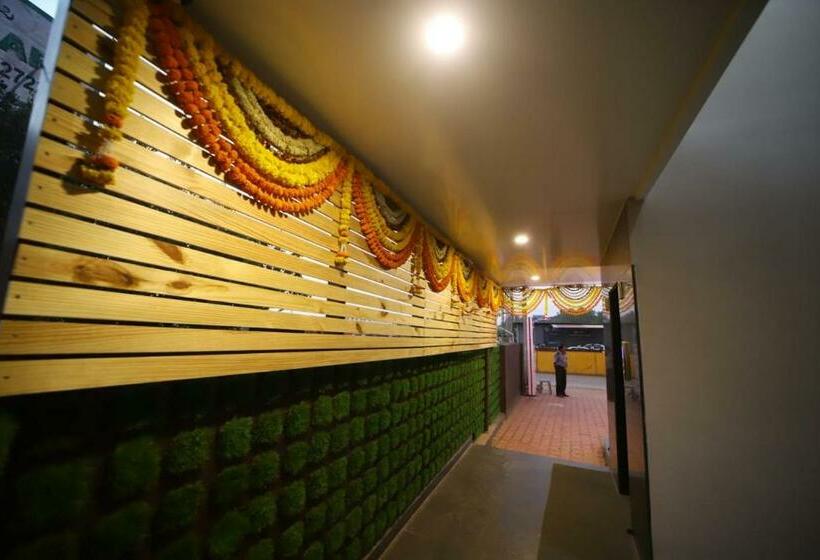 ホテル The Oaks Comforts