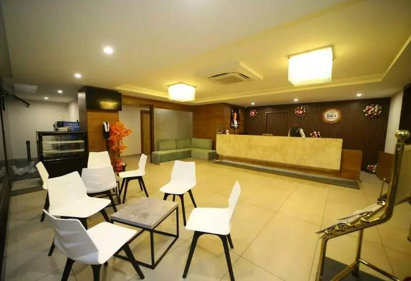 هتل The Oaks Comforts