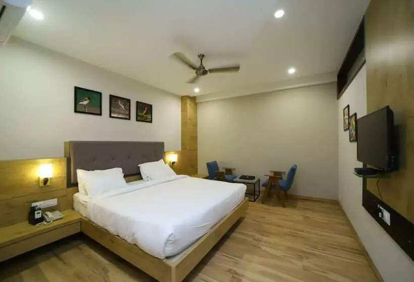 هتل The Oaks Comforts