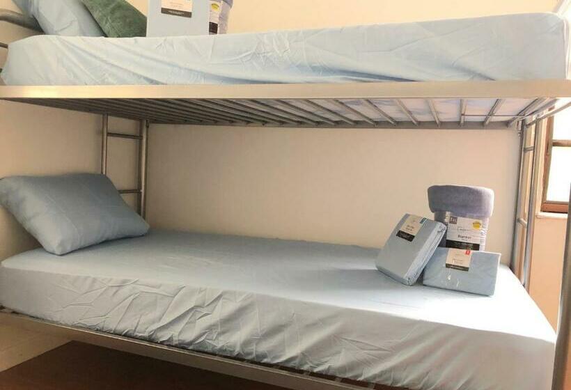 فندق صغير Airport Bunk House Free Wifi Parking Coffee Long Term Welcome