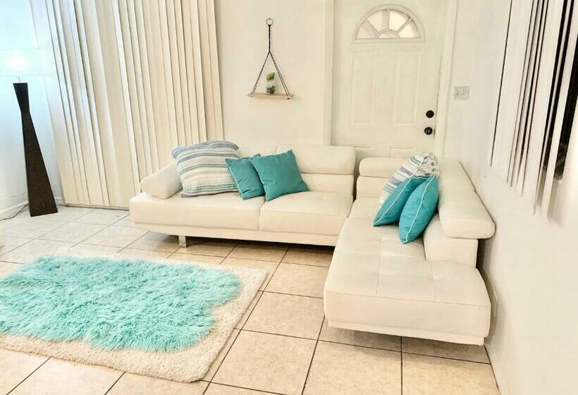 فندق صغير Airport Bunk House Free Wifi Parking Coffee Long Term Welcome