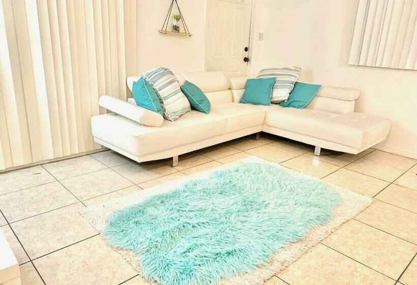 فندق صغير Airport Bunk House Free Wifi Parking Coffee Long Term Welcome