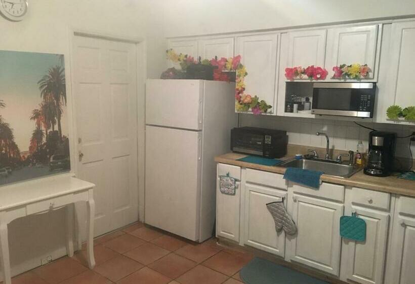 فندق صغير Airport Bunk House Free Wifi Parking Coffee Long Term Welcome