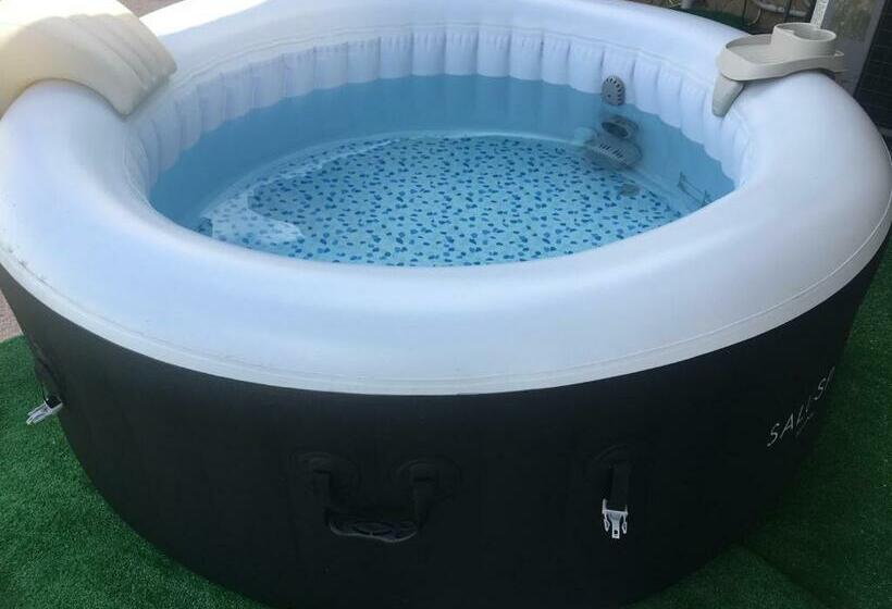 فندق صغير Airport Bunk House Free Wifi Parking Coffee Long Term Welcome