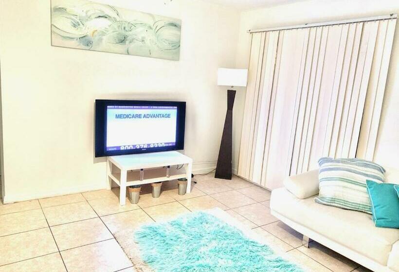 فندق صغير Airport Bunk House Free Wifi Parking Coffee Long Term Welcome